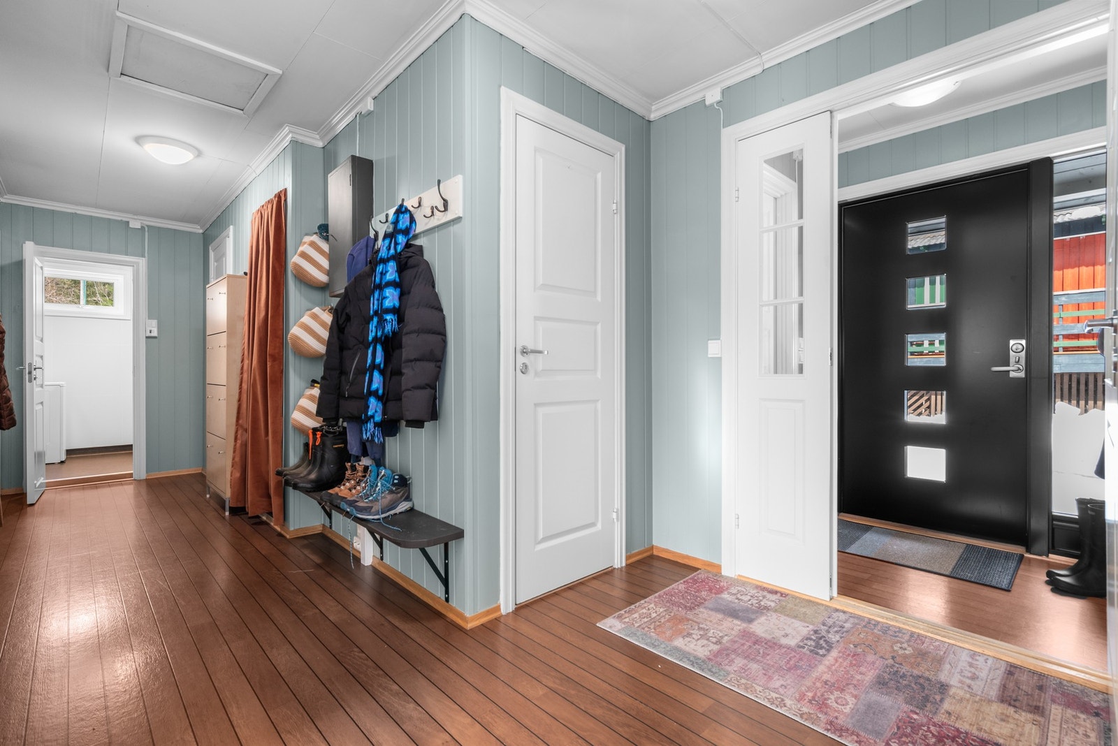 Boligen har en romslig entre med egen, praktisk bod. Det er også kaldloft for ekstra lagringsplass. Galleribilde