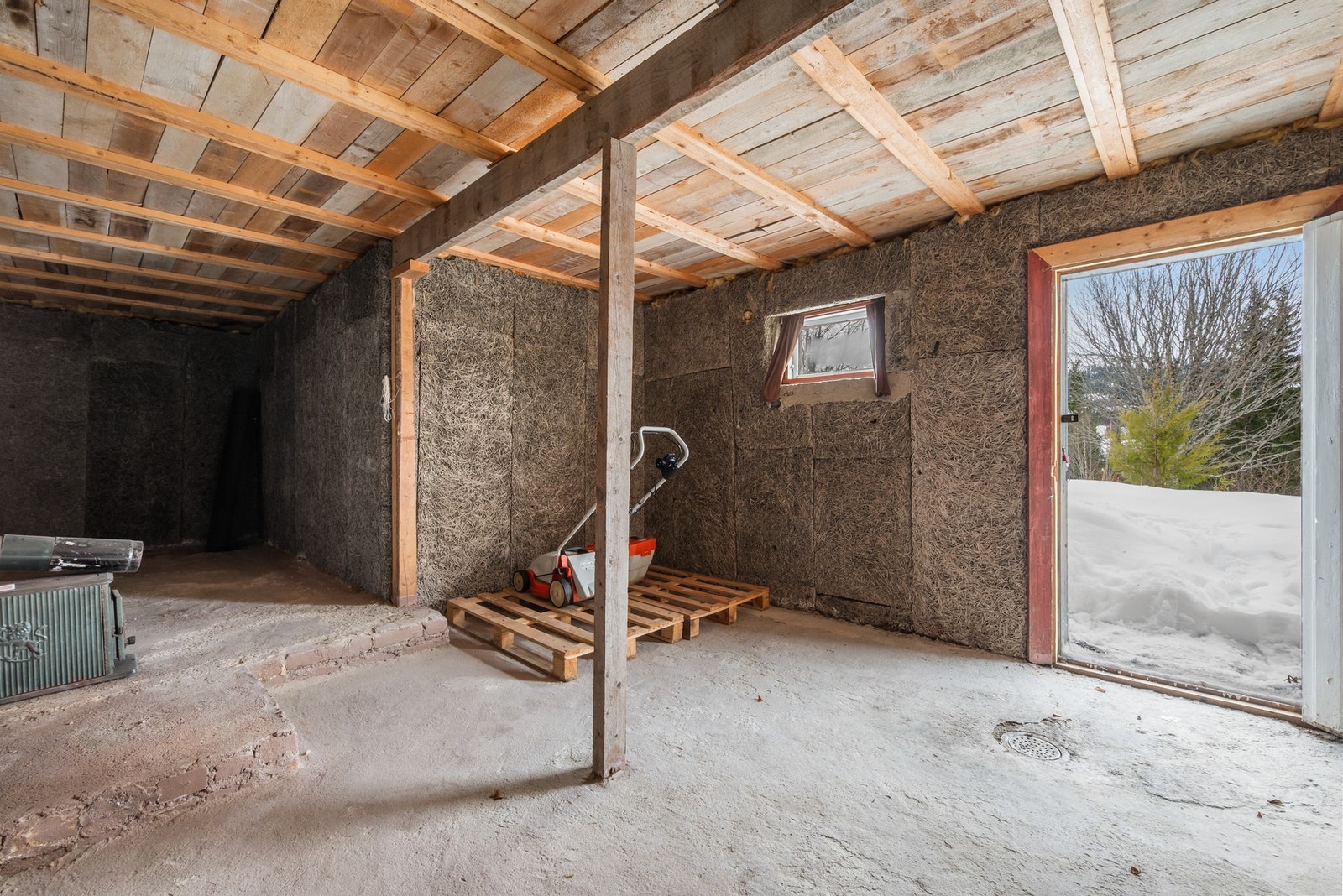 Kjelleren har adkomst utenfra, og er uinnredet. Galleribilde