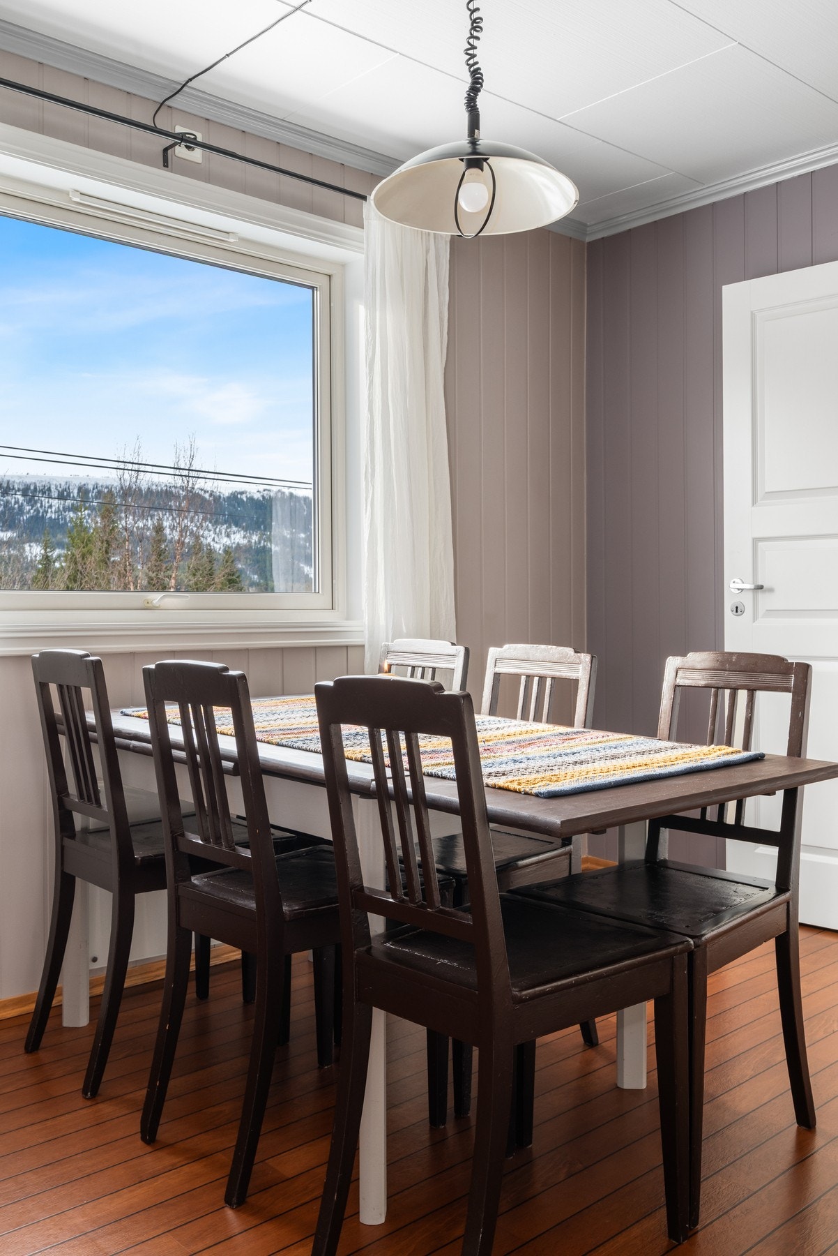 Husets vinduer er delvis skiftet ut, samt. at stue, spisestue, kjøkken og et soverom er etterisolert. Galleribilde