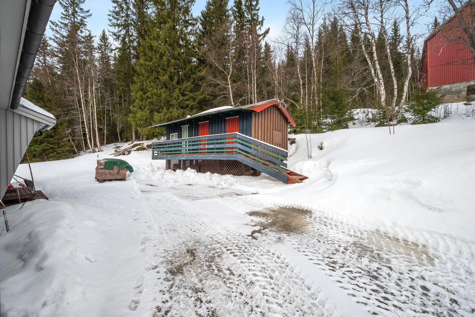 Eiendommen har også et romslig uthus på ca. 24 kvm. Galleribilde
