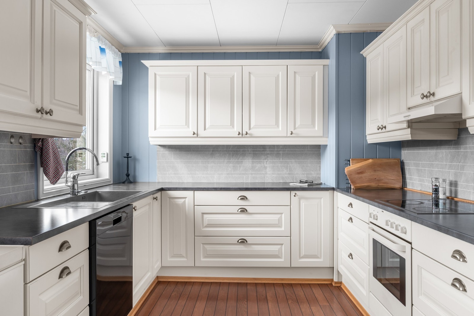 Boligen inneholder et romslig kjøkken med mye skap- og benkeplass. Galleribilde