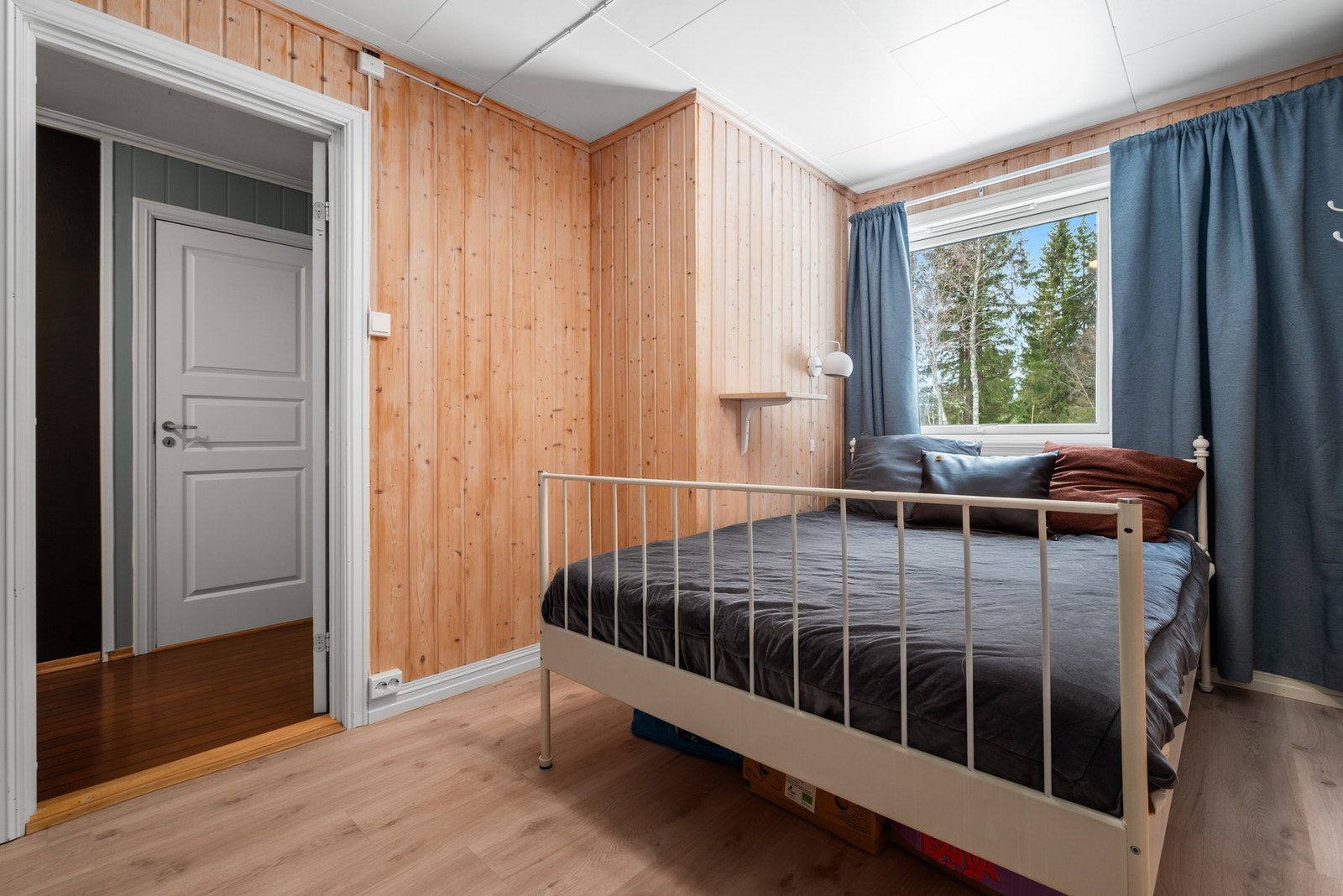 Boligen har tre gode soverom. Hovedsoverommet er på ca. 11 kvm med nytt og etterisolert gulv. Galleribilde