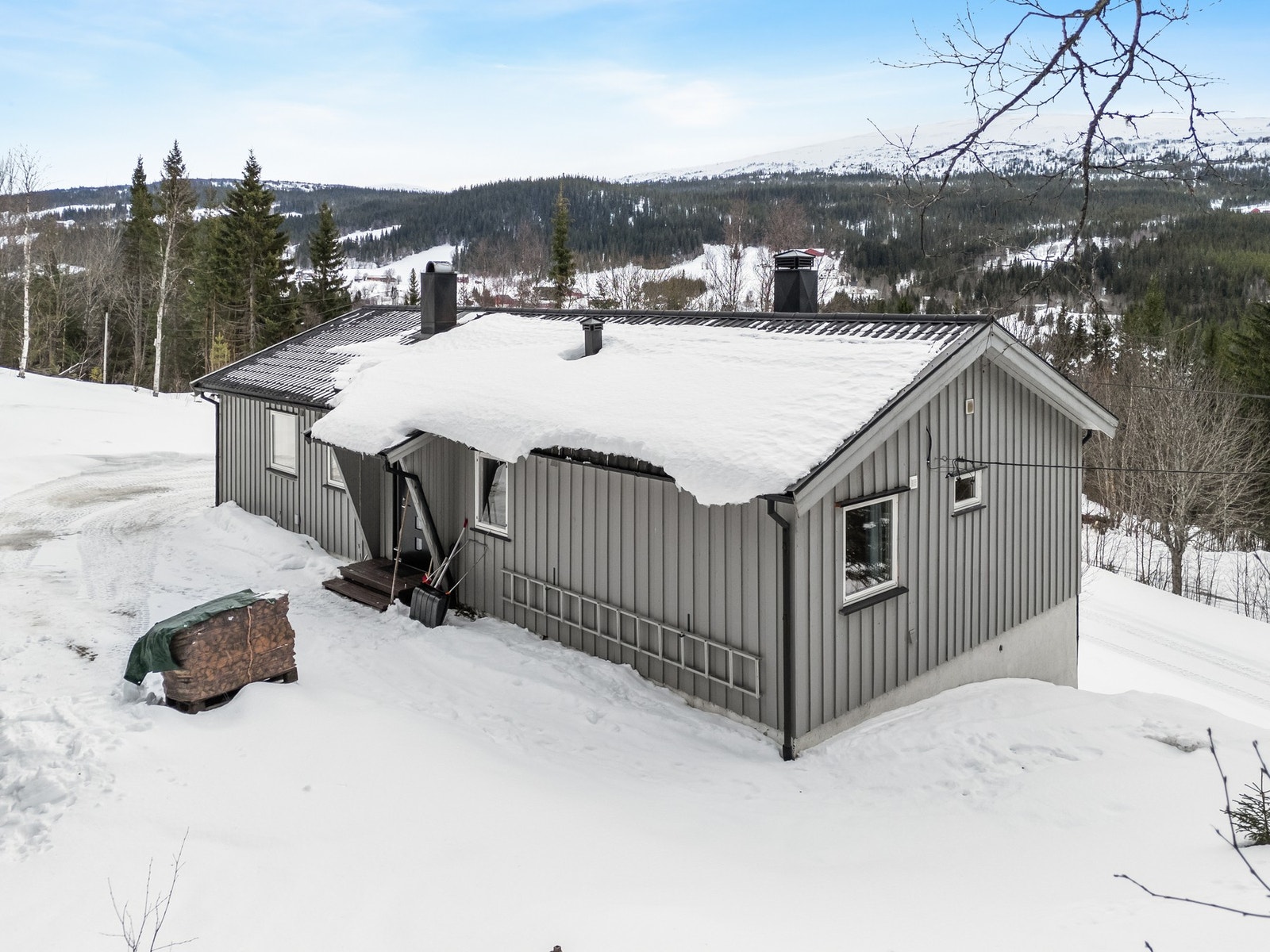 Eiendommen ligger landlig og skjermet ifra trafikk og forbipasserende. Galleribilde