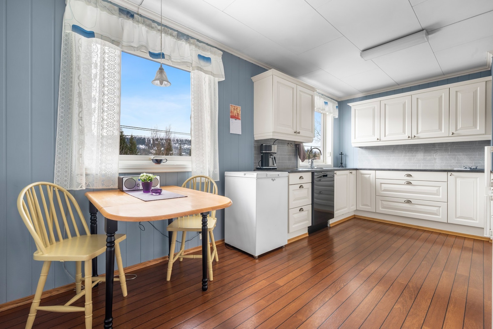 Kjøkkenet har ny kjøkkenvifte, samt. nyere hvitevarer. Galleribilde