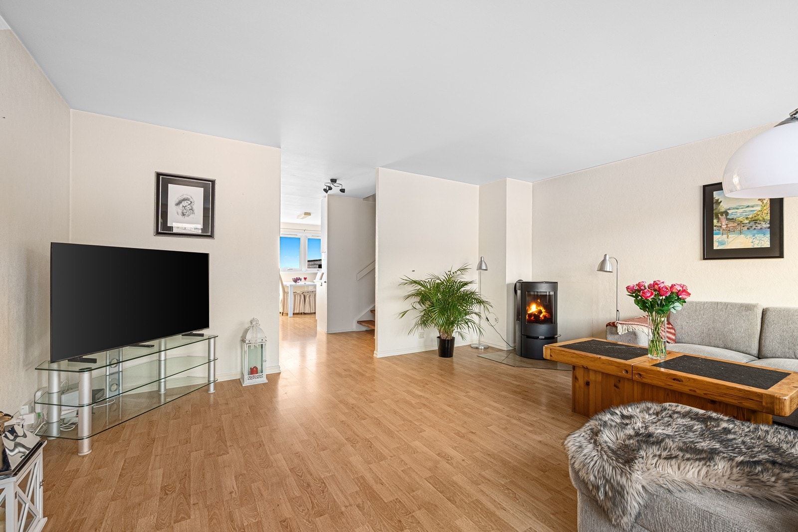 Det er vedovn i stuen, og varmepumpe i hall mellom stue og kjøkken Galleribilde