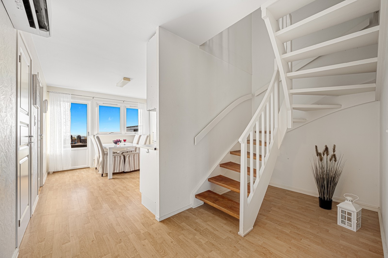 Hall med adkomst opp til 2. etasje Galleribilde