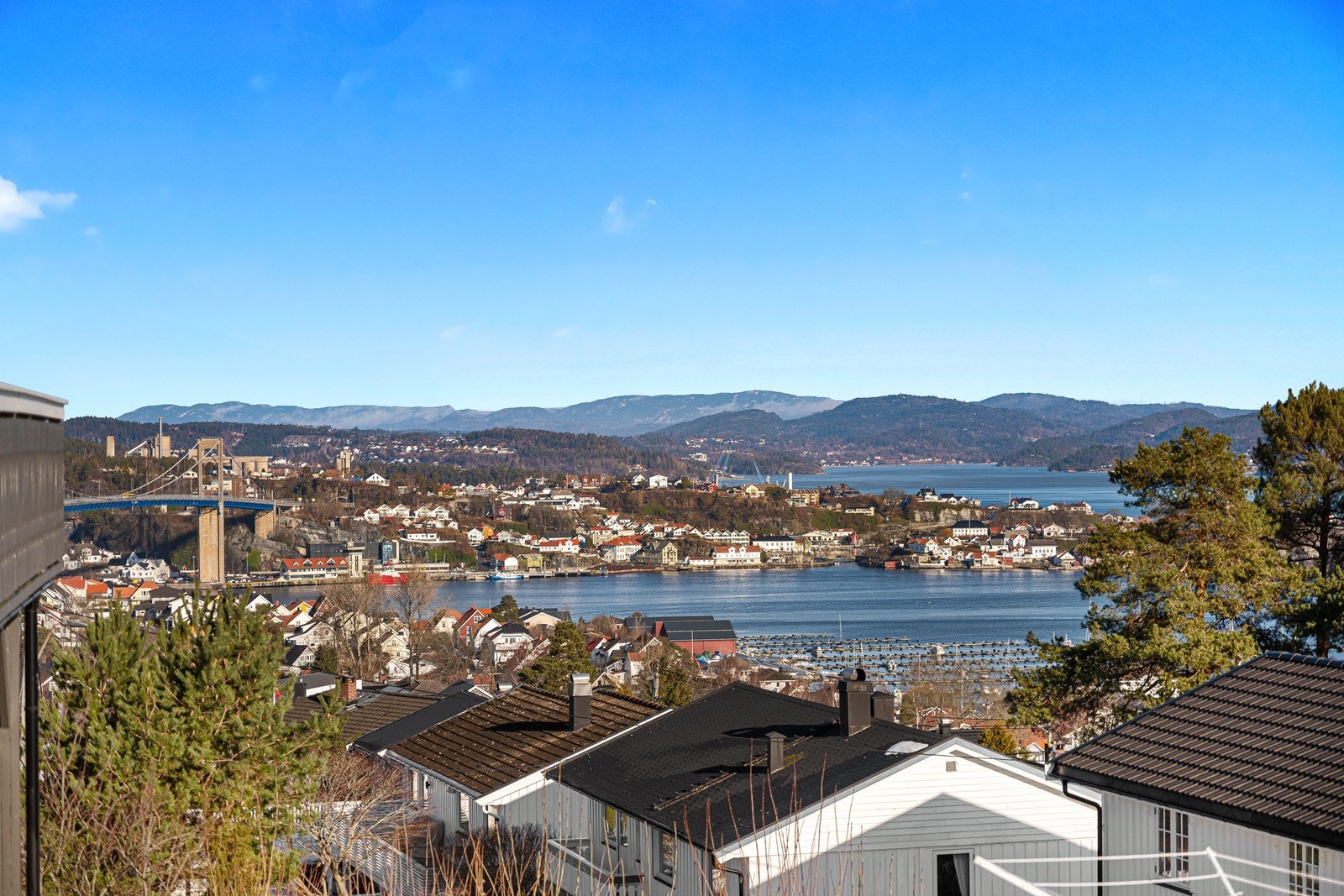 Utsikt fra terrasse mot Brevik Galleribilde