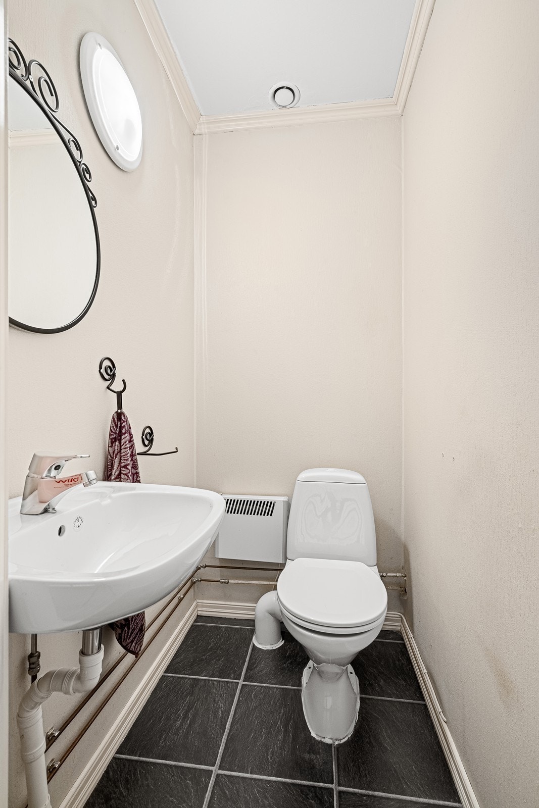 Toalettrom med servant Galleribilde