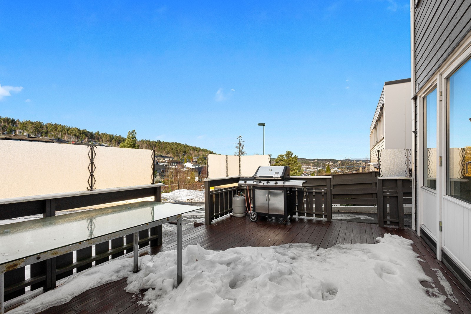 Begge terrassene er romslige, med god plass til utemøblement Galleribilde