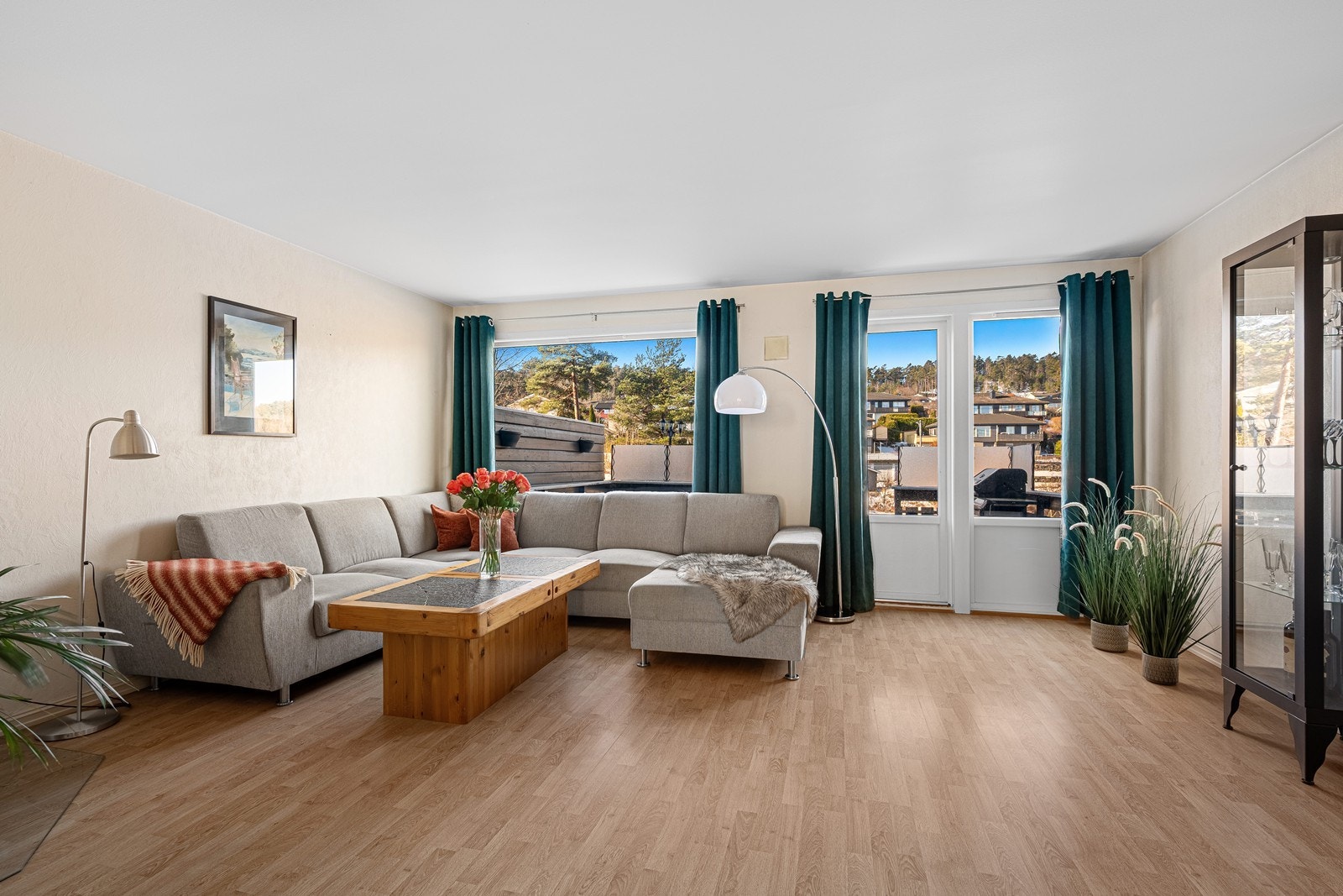 Stuen er vestvendt og romslig, med utgang til terrasse mot vest Galleribilde