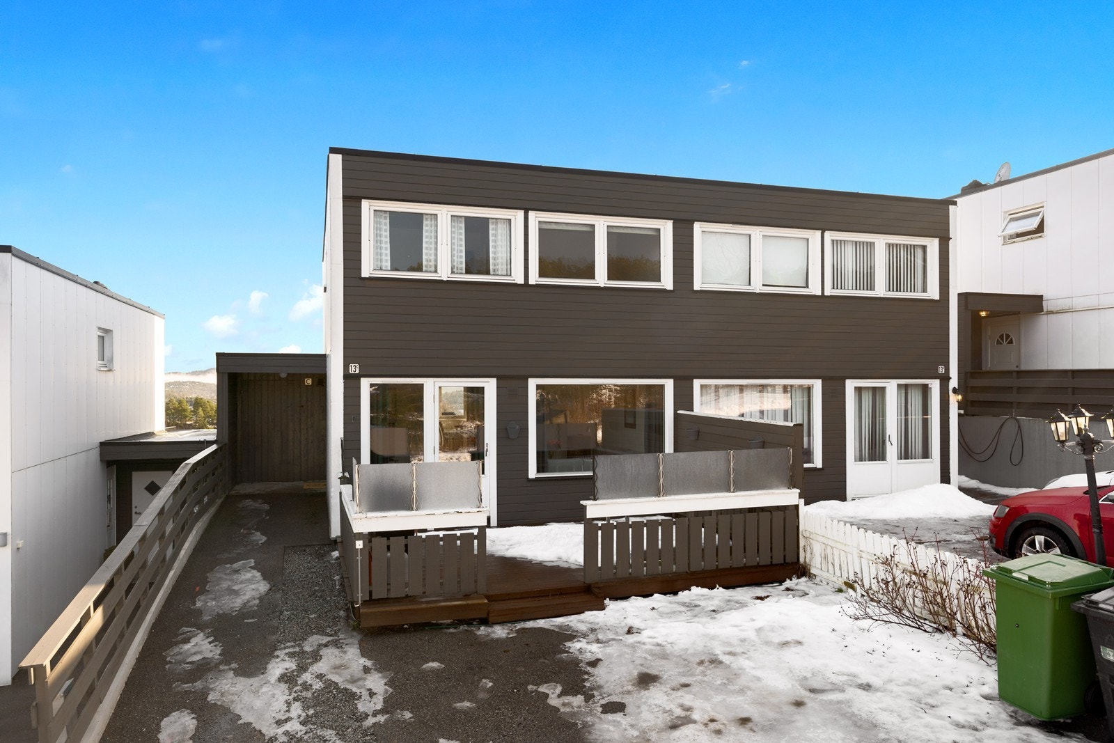 Asfaltert adkomst til inngangsparti, gode parkeringsforhold. Galleribilde