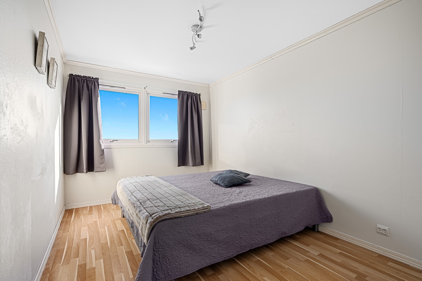 Hovedsoverommet er romslig og lyst, med utsikt til sjøen Galleribilde