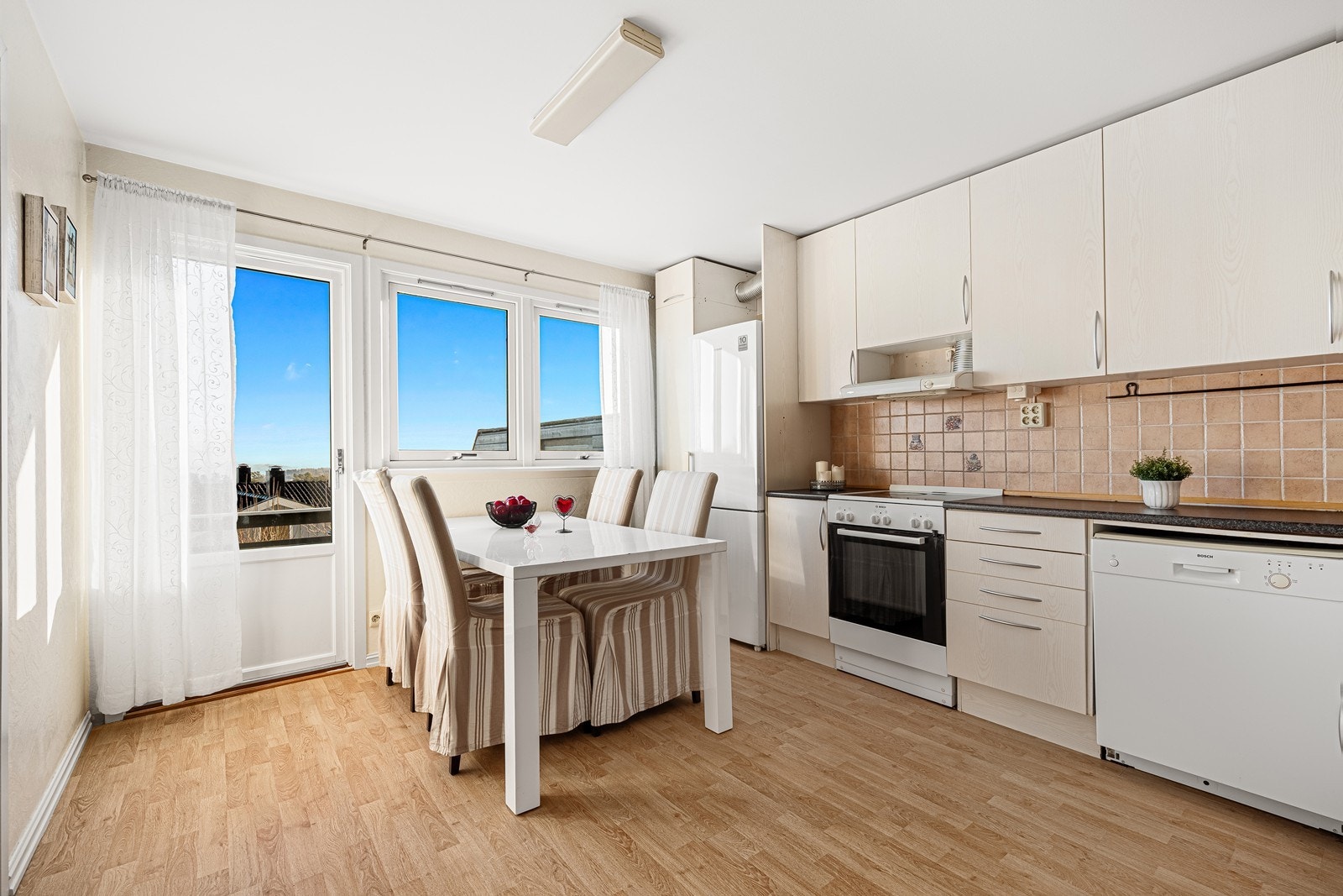 Lyst og fint kjøkken, med utsikt mot sjøen og utgang til terrasse mot øst Galleribilde