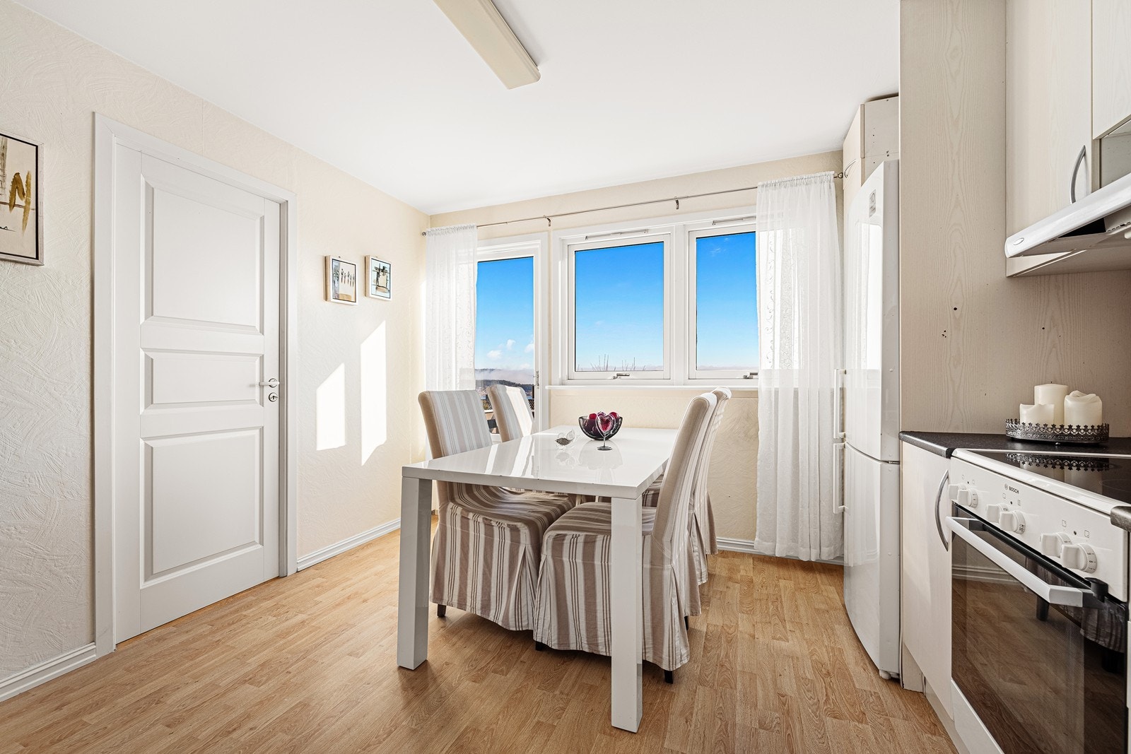 Fin plass til kjøkkenbordet under vinduet Galleribilde