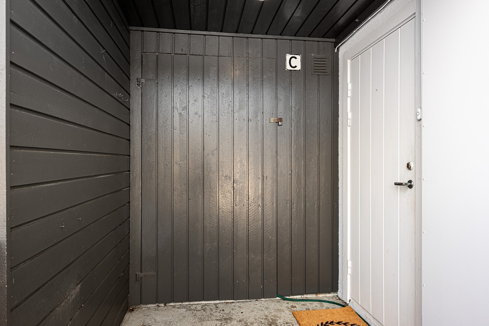 Inngangsparti med utvendig bod Galleribilde