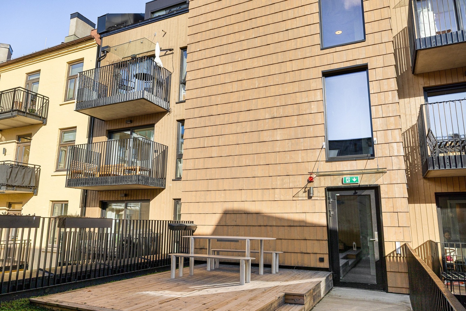 Hyggelig indre gårdsrom med sittegrupper for beboerne Galleribilde