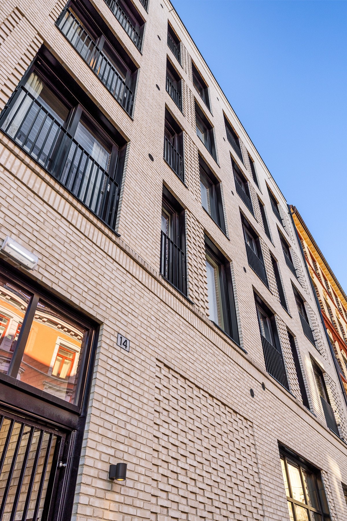 Fasade mot gate Galleribilde