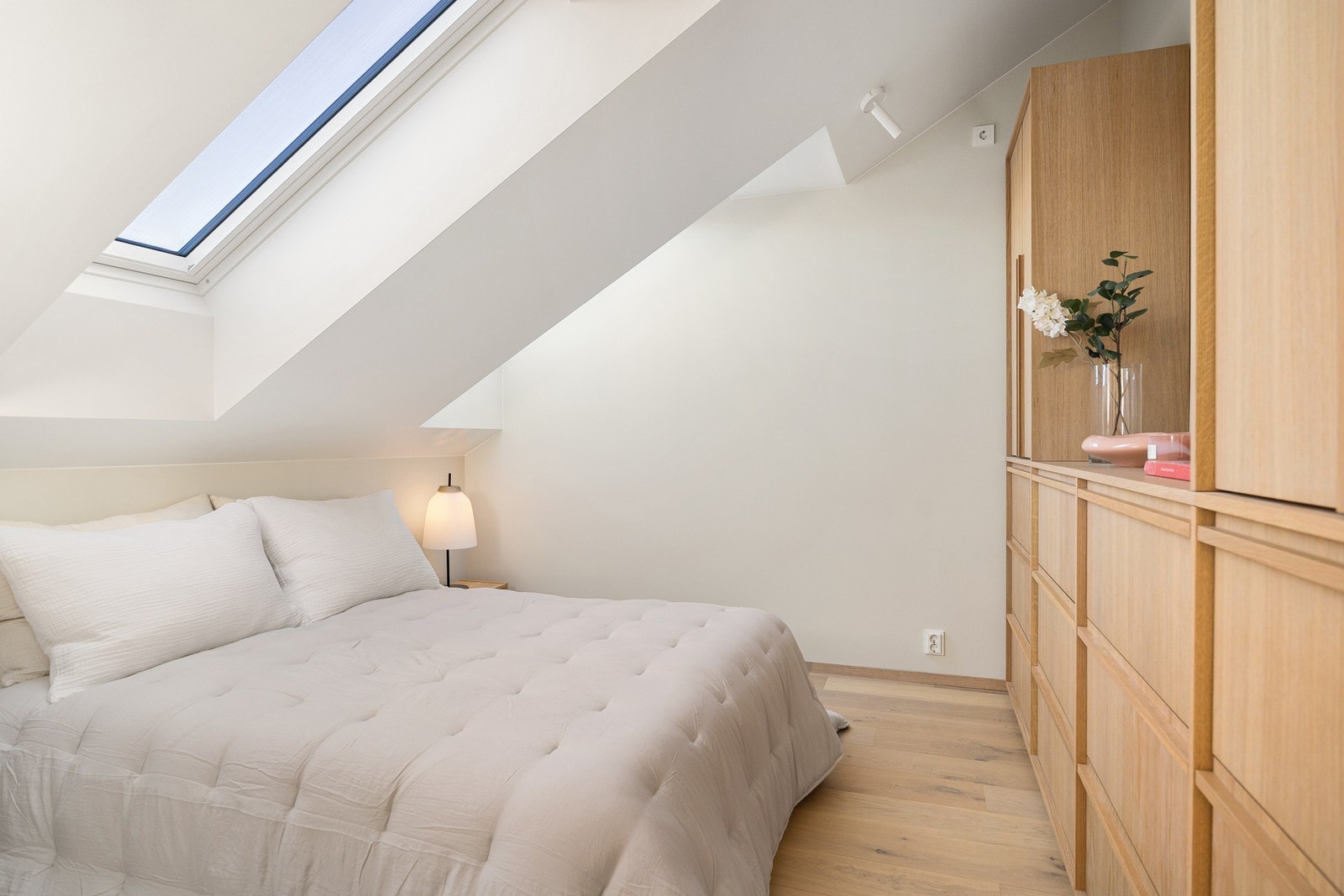 Luftig soverom mot rolig, indre gårdsrom Galleribilde