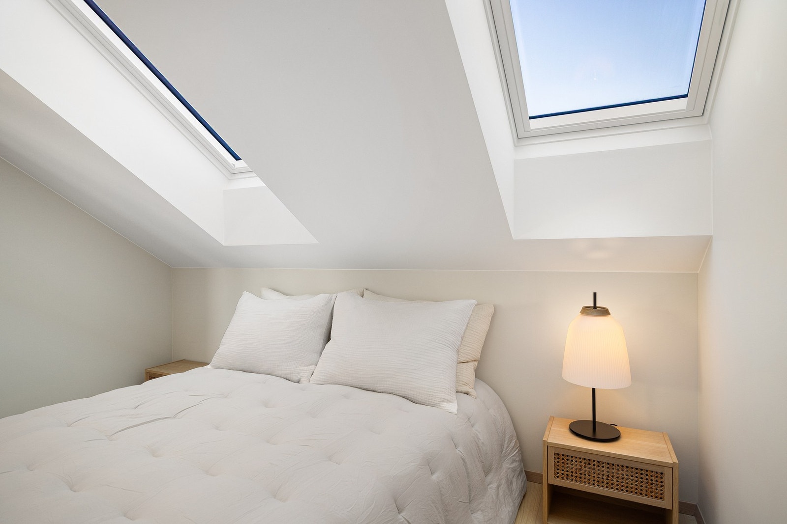 Soverommet har to takvinduer mot øst som slipper morgensolen inn Galleribilde