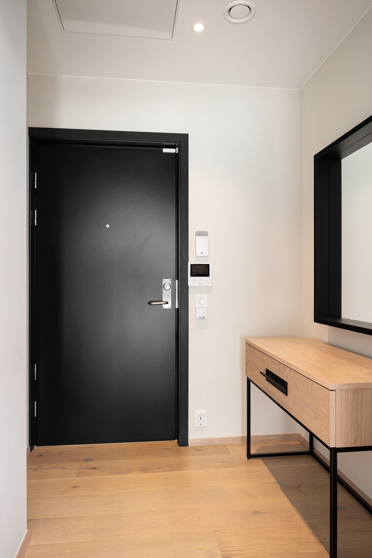 Dørtelefon med video. Dør mot fellesareal er brann- og lydklassifisert med kikkehull Galleribilde