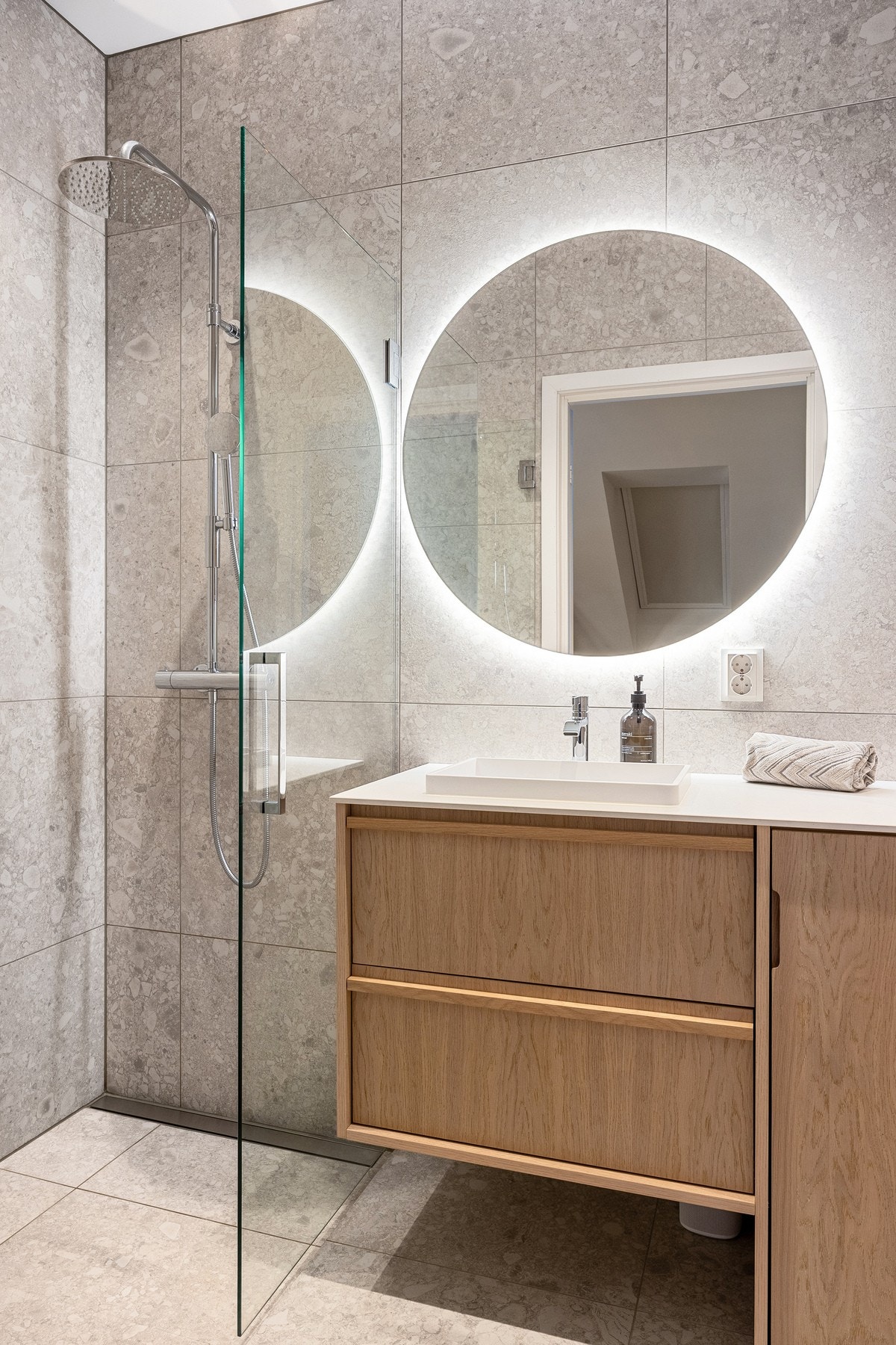 Dusjnisje med to innfellbare dusjdører Galleribilde