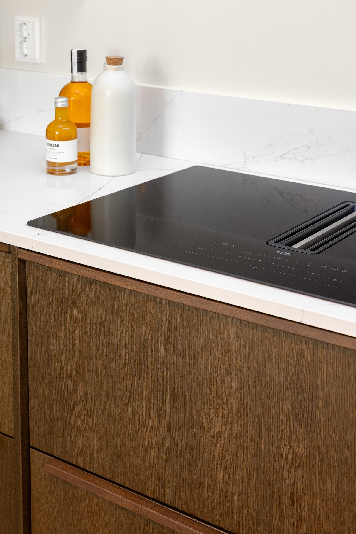 Induksjonstopp (bred modell) med integrert ventilator fra kvalitetsprodusenten AEG Galleribilde