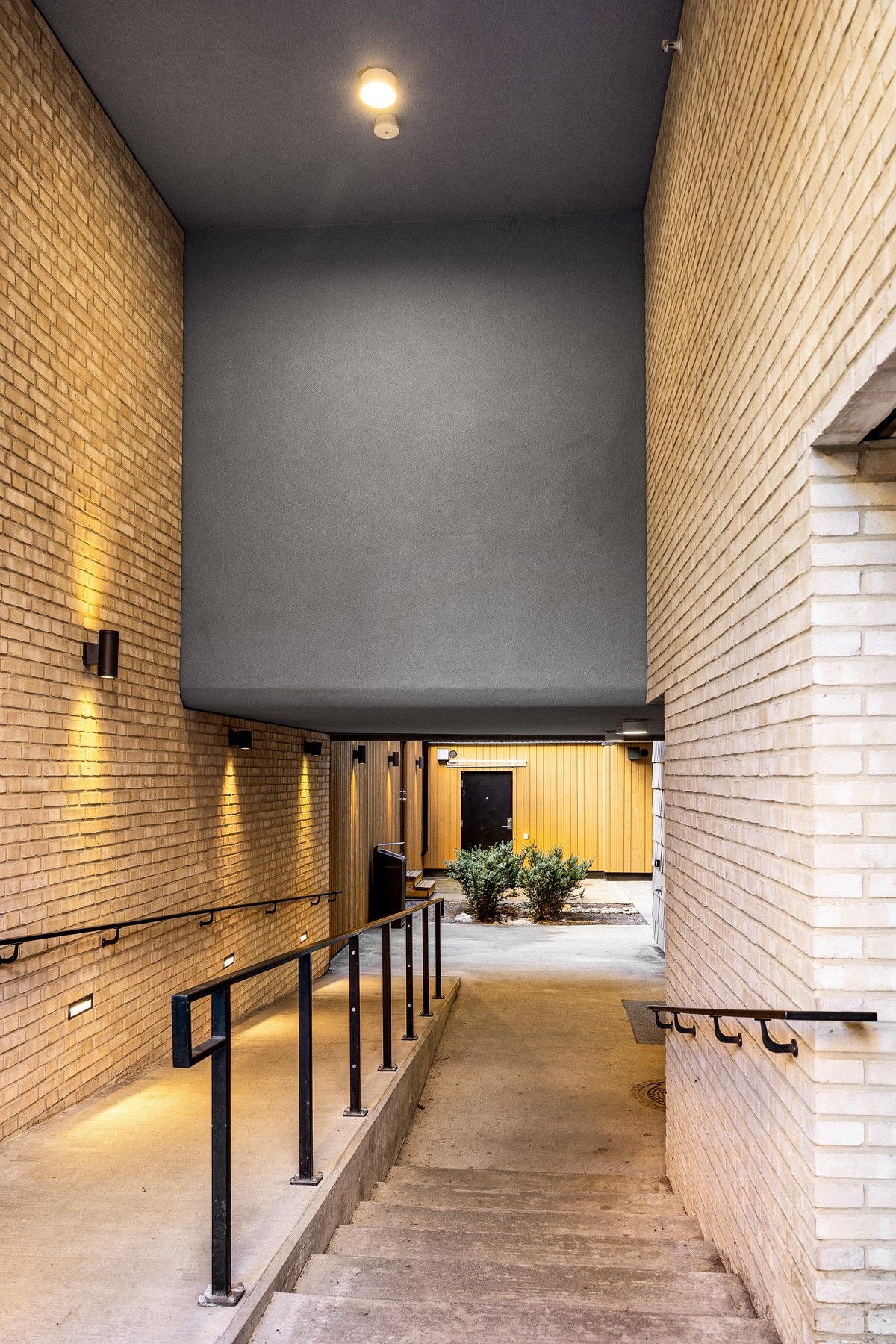 Adkomst fra gate mot indre gårdsrom Galleribilde