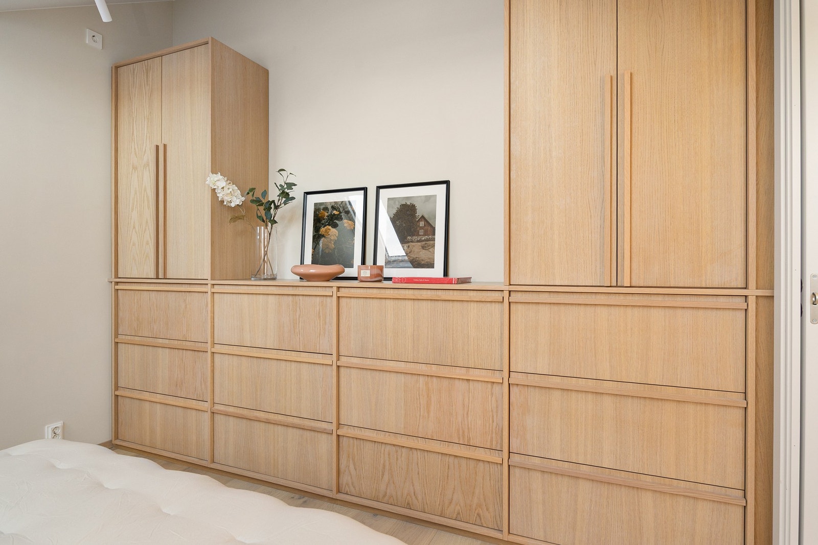 Plass til dobbeltseng, nattbord, kommode og garderobe Galleribilde