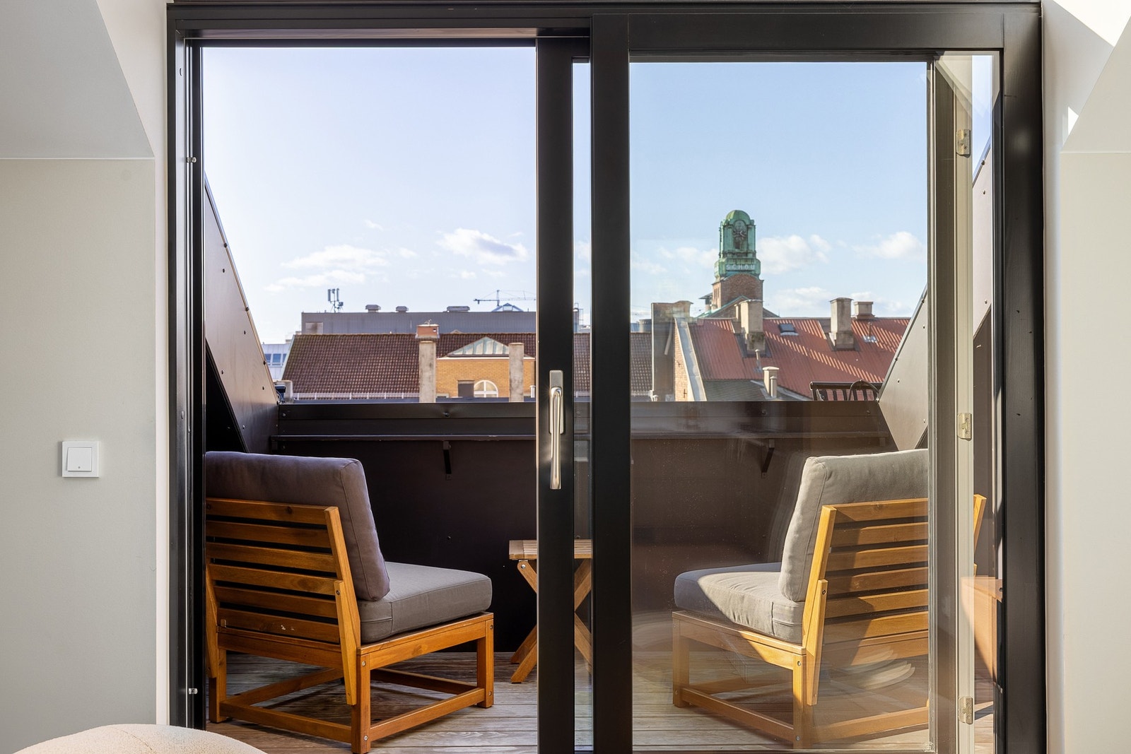 Leiligheten ligger i 7. etasje (topp) med heis som gir fantastiske lysforhold og utsikt Galleribilde