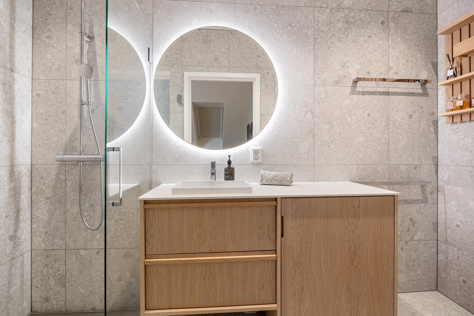 Svært delikat og påkostet bad fra byggeåret 2023 med snekkerbygget innredning og påkostede løsninger Galleribilde