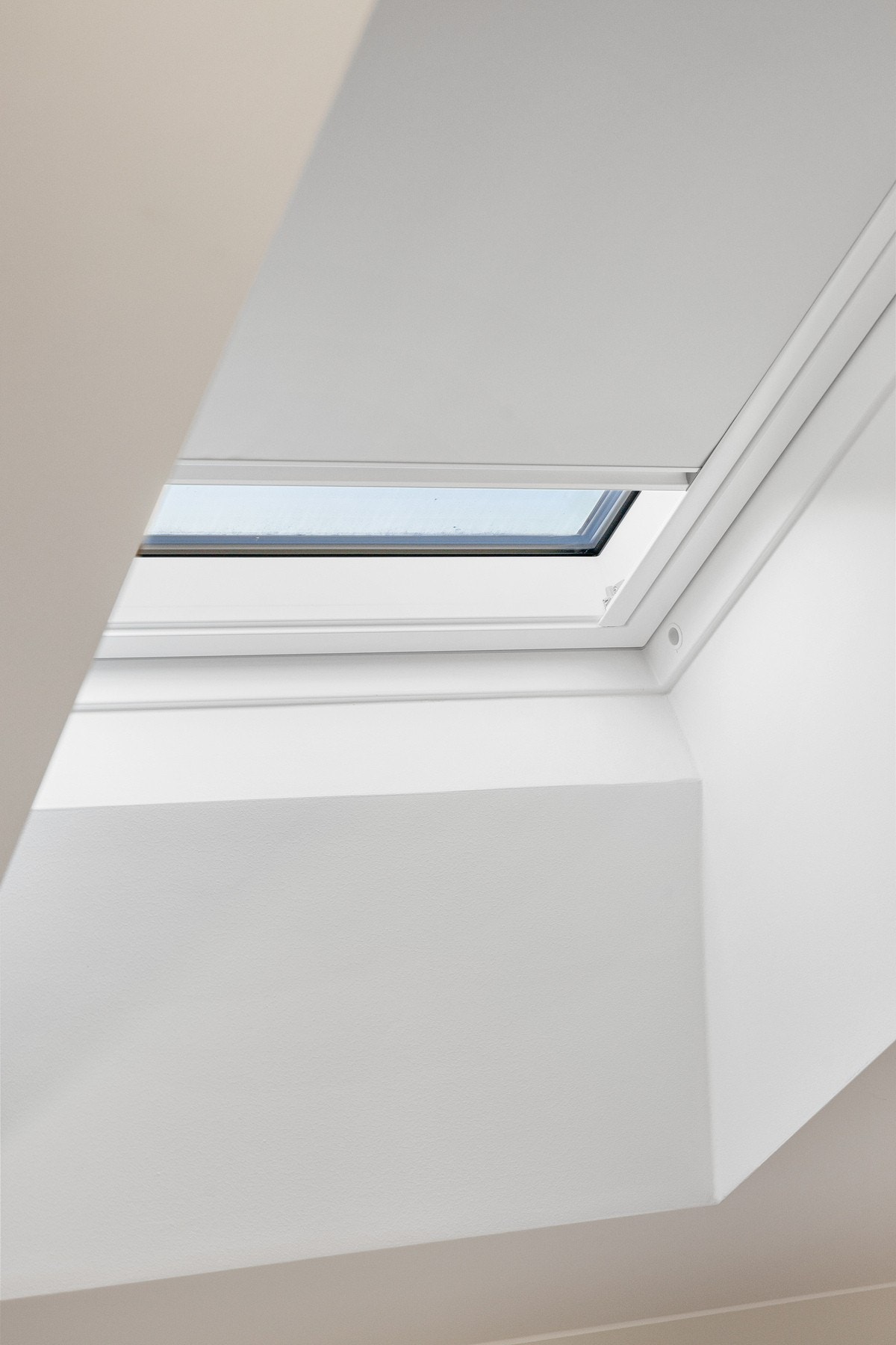 Blendingsrullegardin er montert på begge takvinduer i soverommet Galleribilde