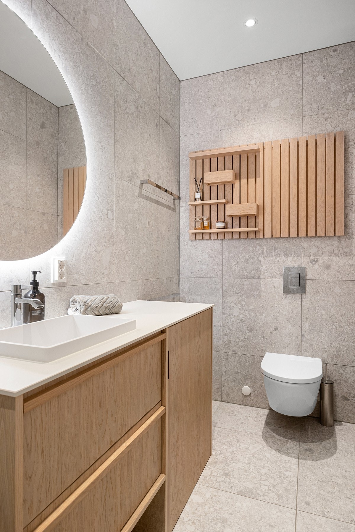 Oppgraderte baderomsfliser og designsluk Galleribilde