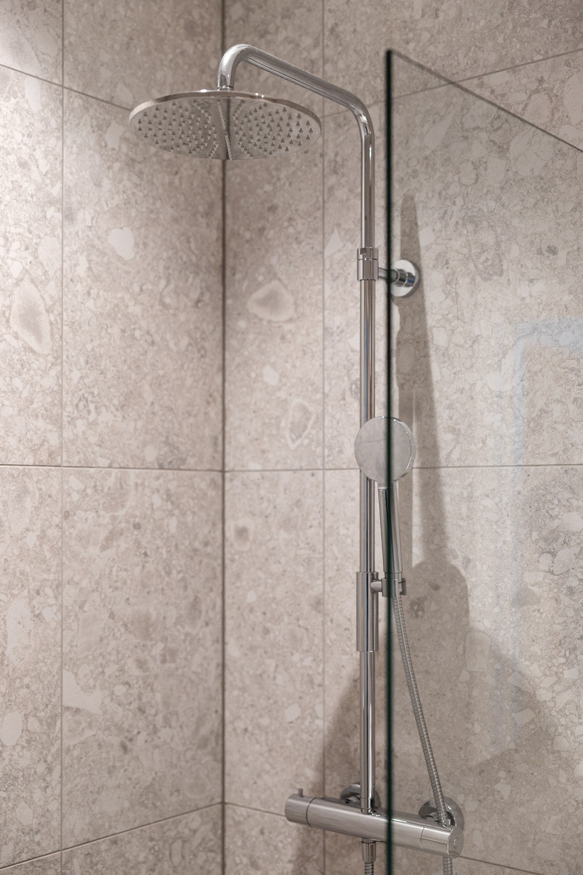 Både hånddusj og regnfallsdusj Galleribilde