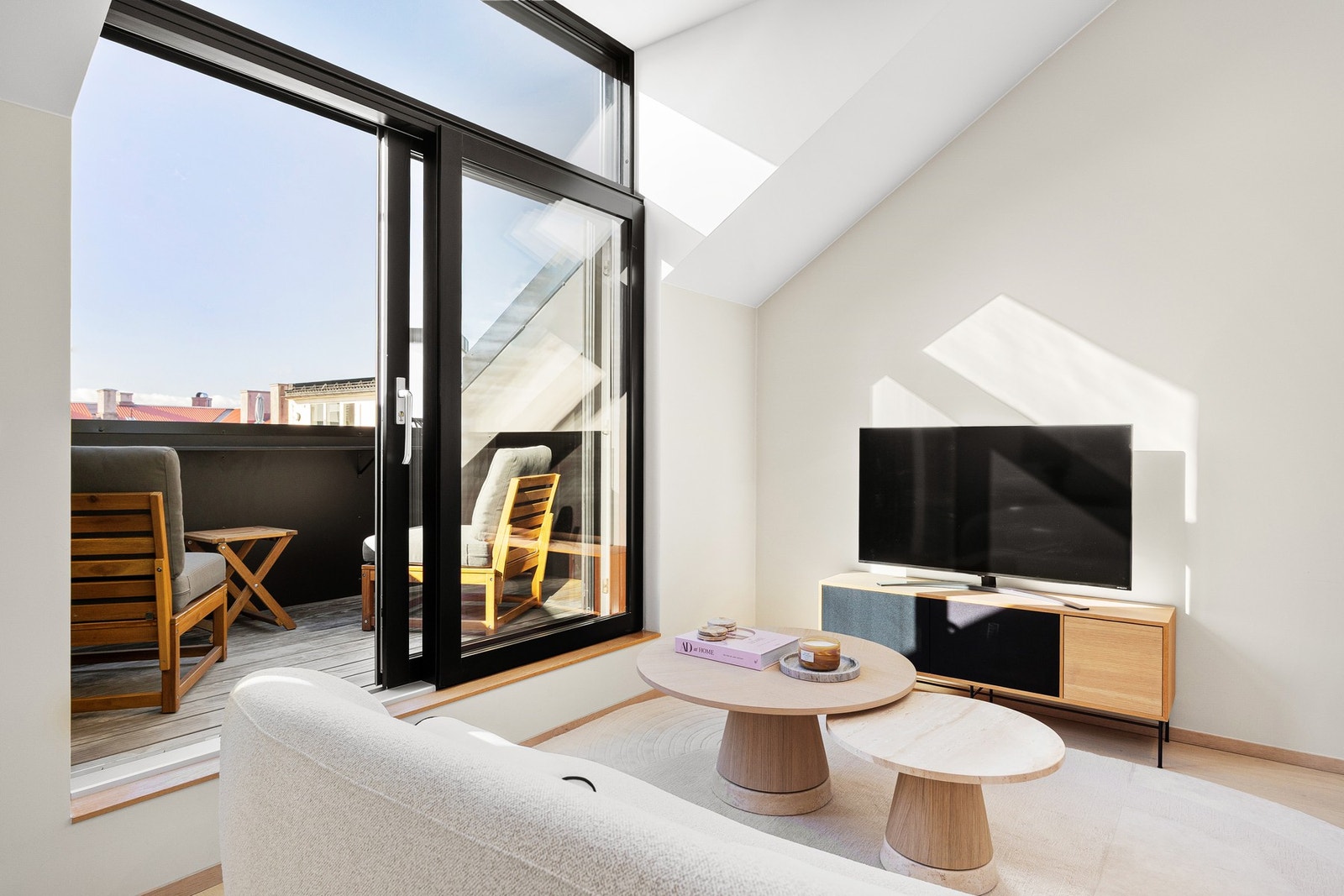 Svært lys og luftig stue med gjennomgående planløsning, meget god takhøyde og store vindusflater som gir særdeles gode lysforhold, nydelig utsikt og en åpen, luftig atmosfære Galleribilde