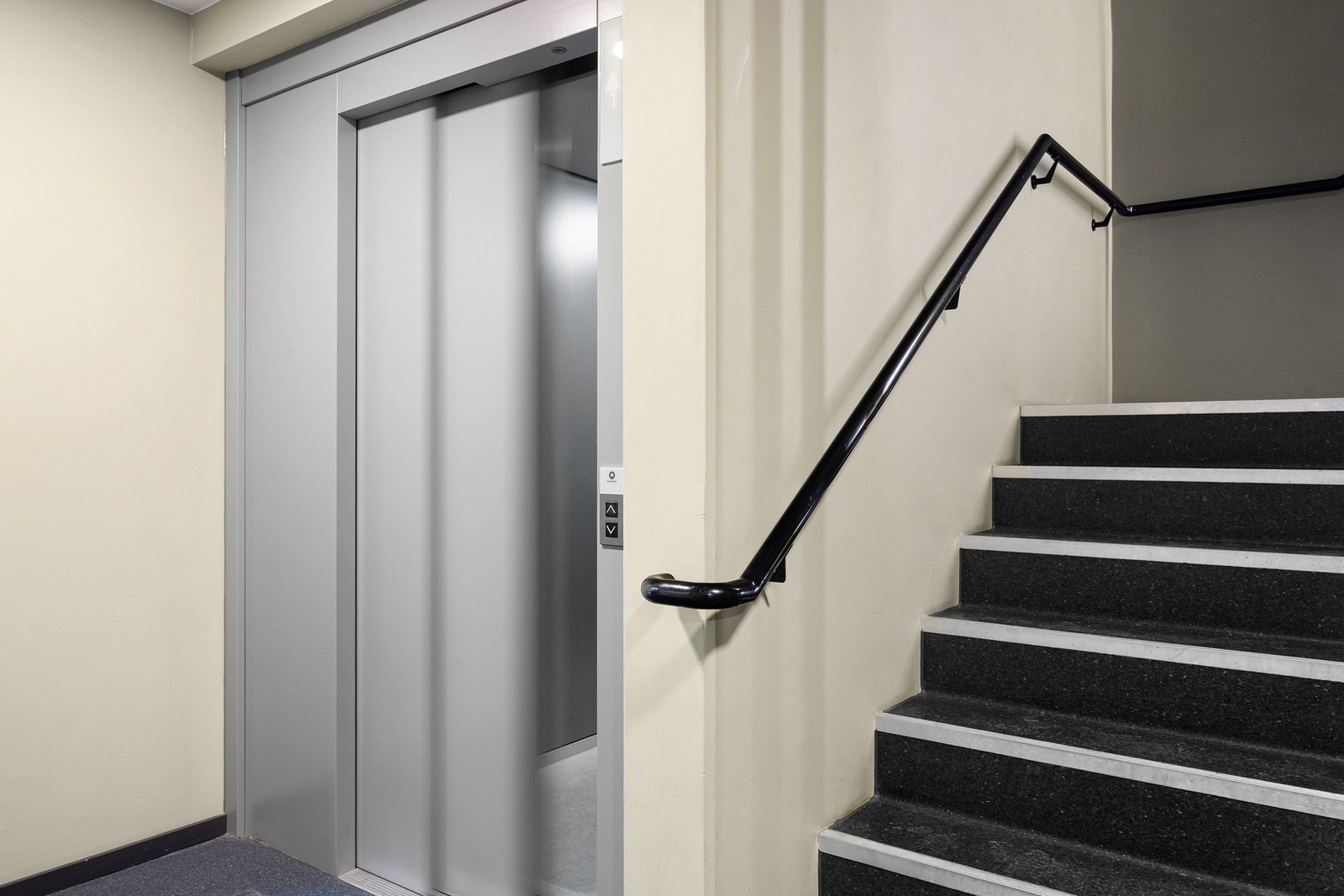 Heisen går til 6. etasje, så en liten trapp opp til toppetasjen Galleribilde