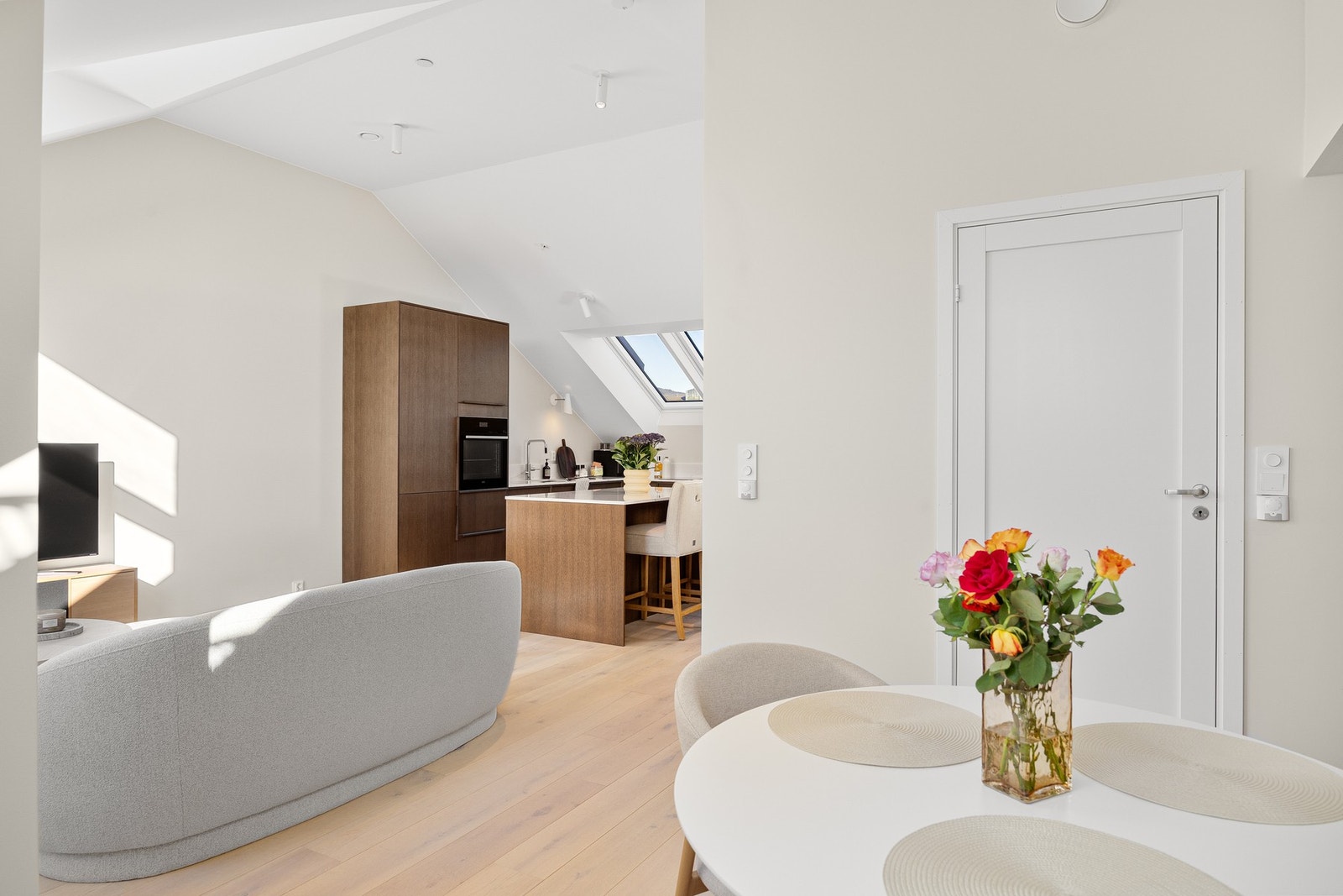 Oppgraderte lysbrytere, stikkontakter og downlights samt lister i eik Galleribilde