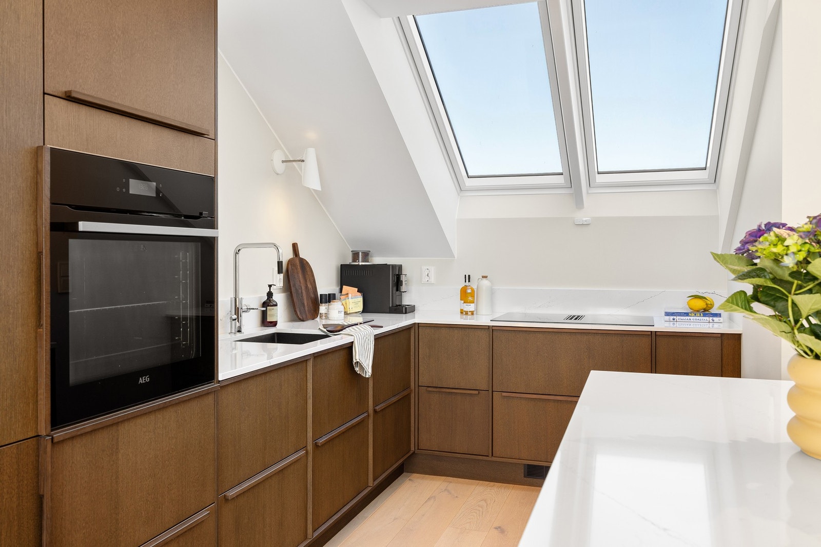 Innredning med brune, profilerte fronter og svært god skap- og benkeplass Galleribilde