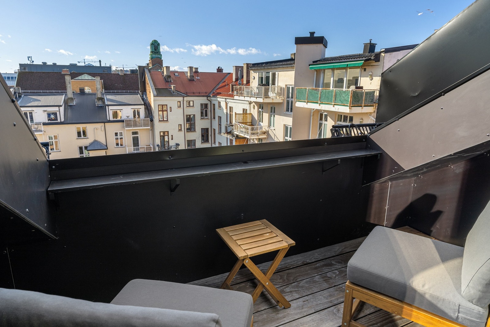 Solrik, vestvendt takterrasse med fantastisk utsikt, men små muligheter for innsyn Galleribilde