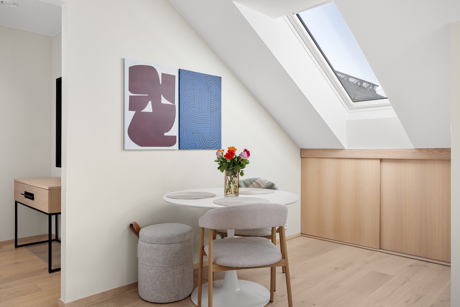 Denne delen av stuen kan enkelt ombygges til soverom ved å sette opp lettvegger Galleribilde