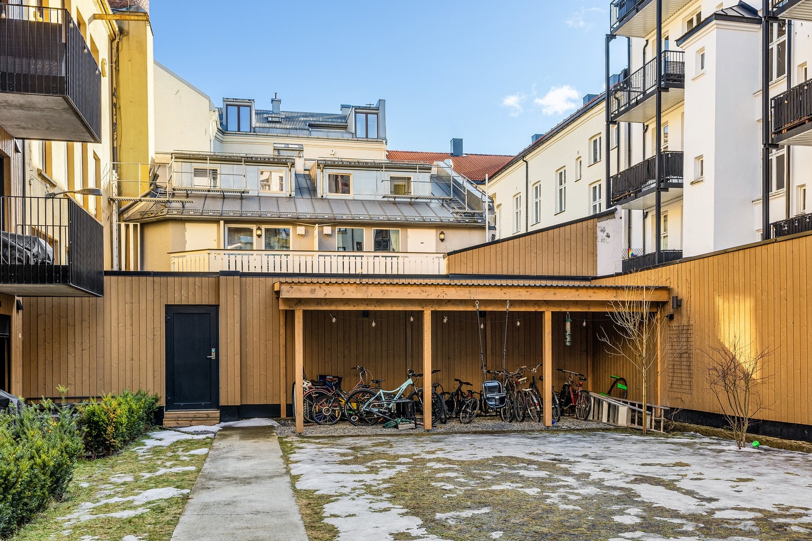 Sykkelparkering samt plen, planter og busker Galleribilde