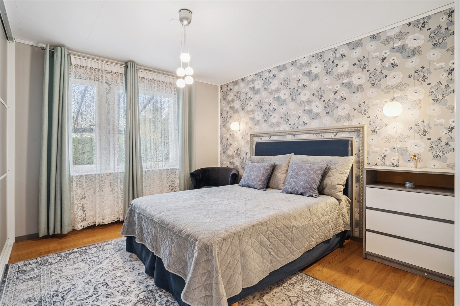 Soverommet i første etasje har god plass til dobbeltseng og tilhørende møblement. Galleribilde