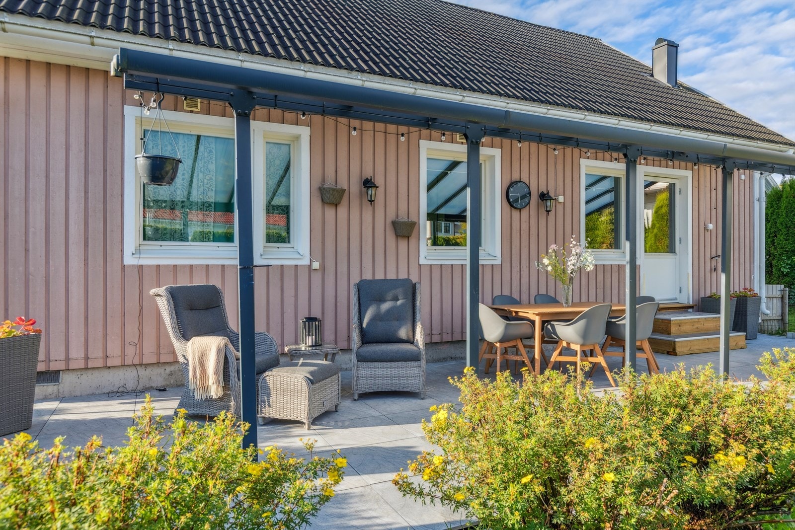 Den store, overbygde terrassen er et flott uterom med flislagt dekke. Galleribilde