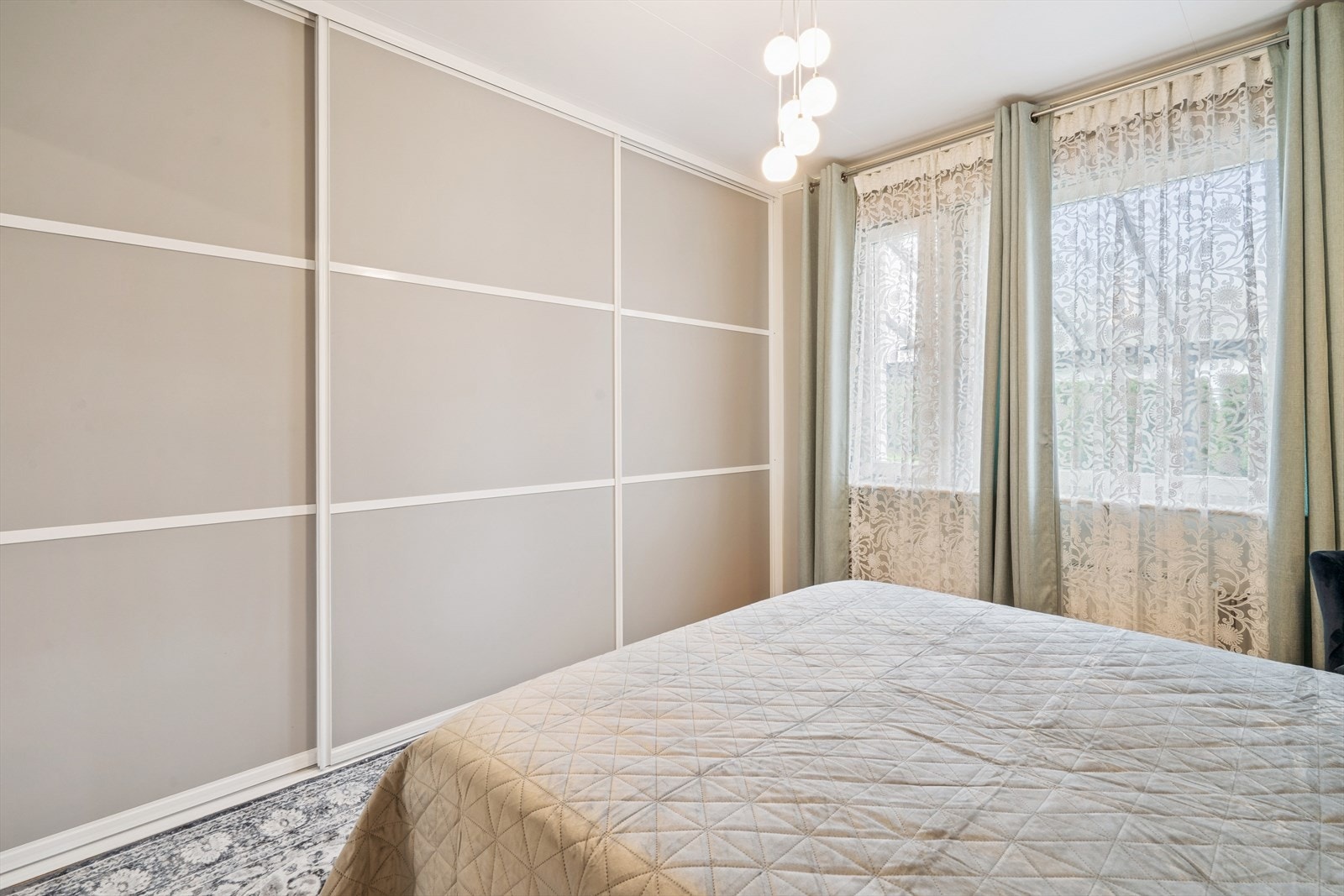 En romslig skyvedørsgarderobe sørger for rikelig med oppbevaringsplass. Galleribilde