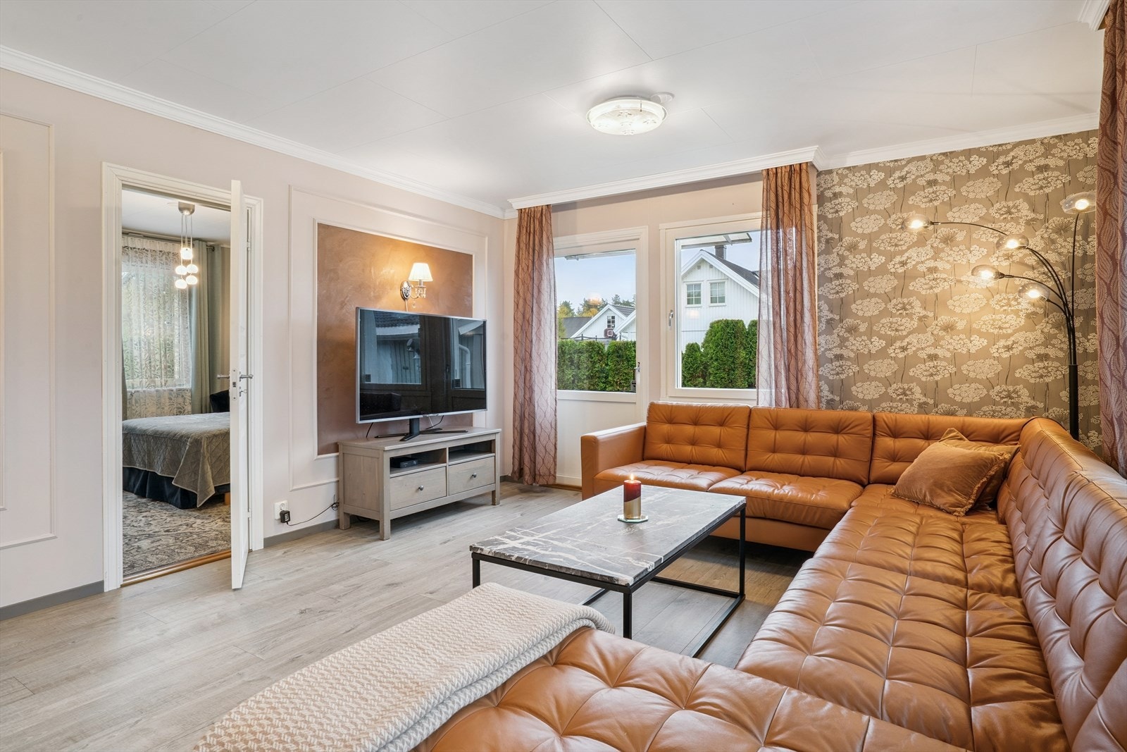 Stuen har en praktisk planløsning med adkomst til etasjens soverom. Galleribilde