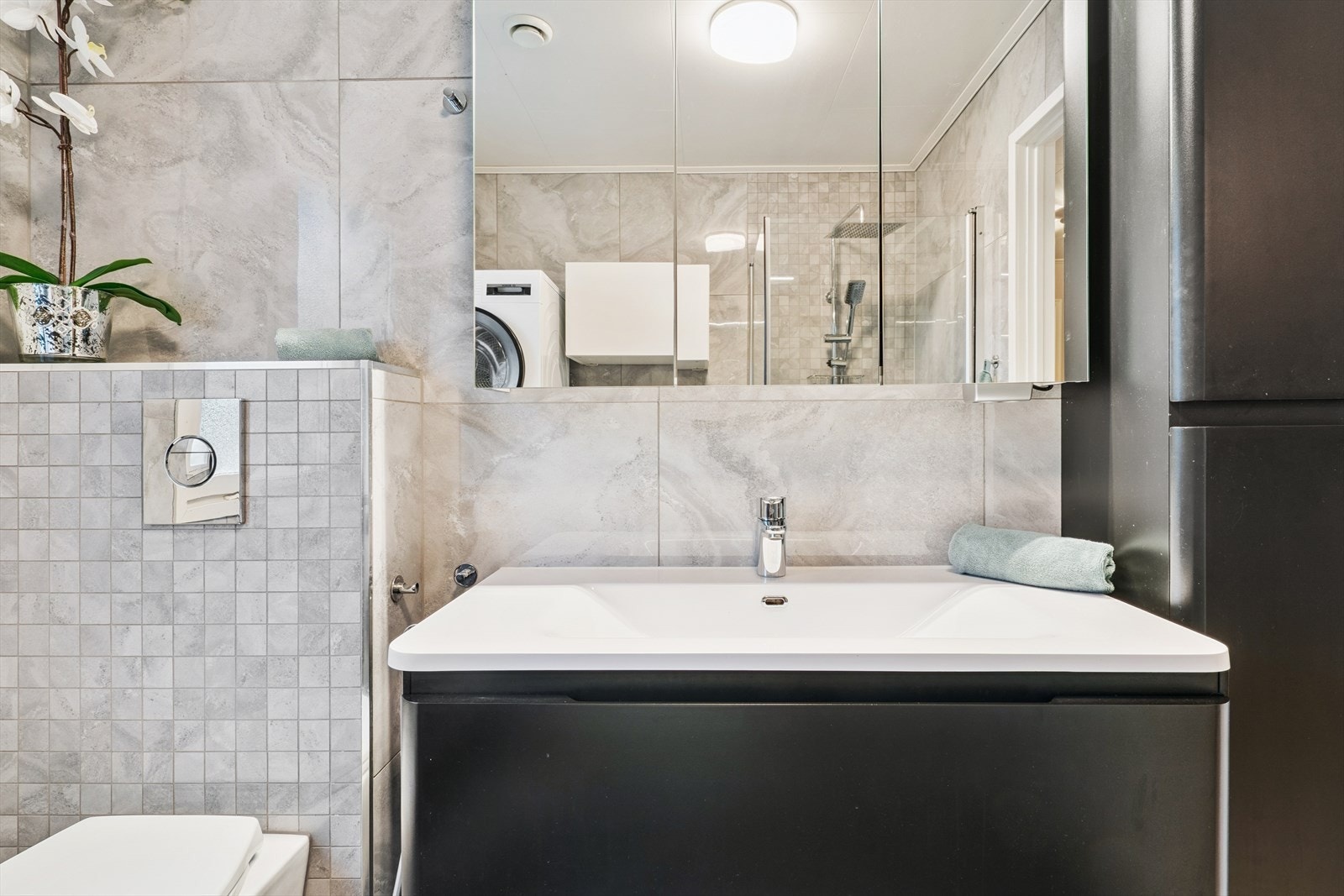 Innredningen består av vegghengt toalett, servantskap og speilskap med belysning. Galleribilde