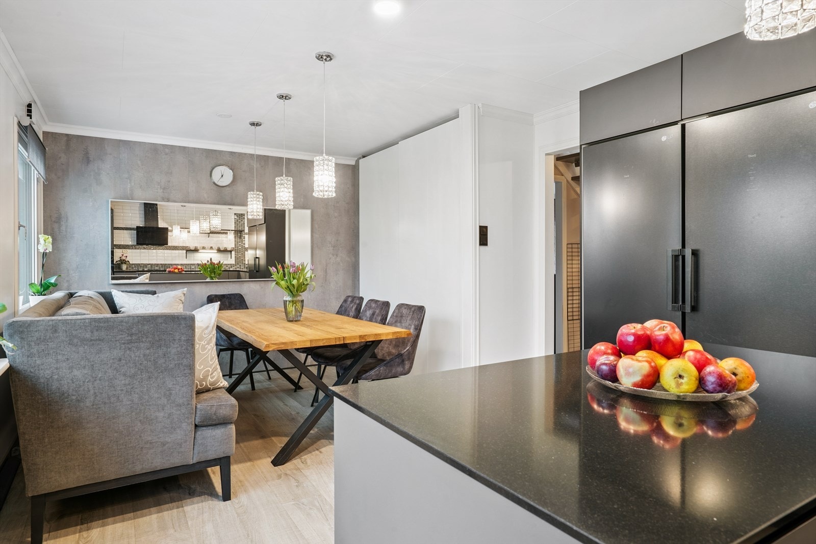 Den åpne løsningen gir en god romfølelse og flyt mellom sonene. Galleribilde