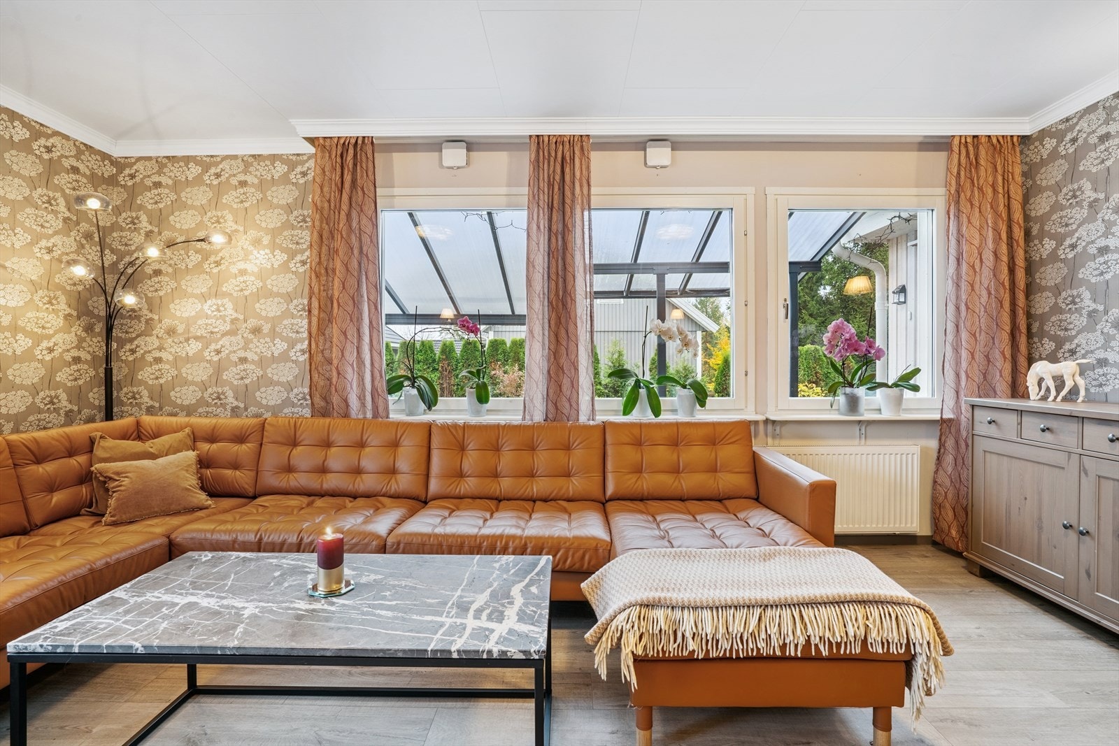 De store vinduene med 3-lags glass slipper inn rikelig med dagslys. Galleribilde