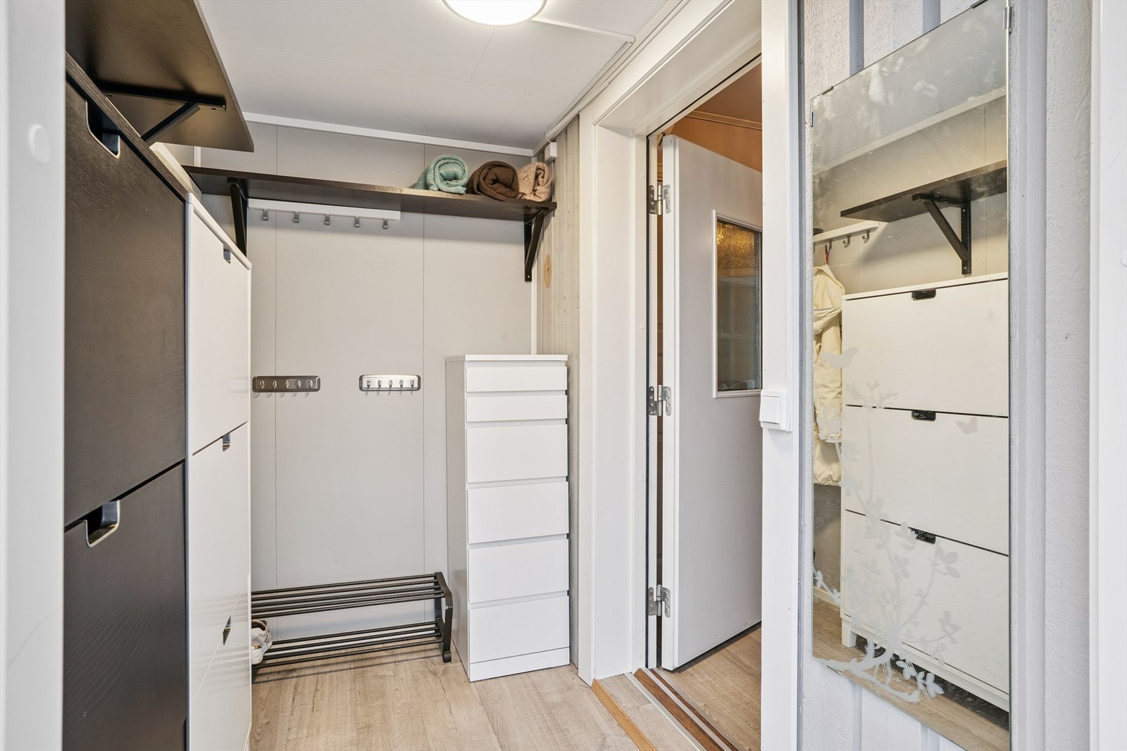 Innenfor inngangsdøren er det en praktisk garderobeløsning for yttertøy og sko. Galleribilde