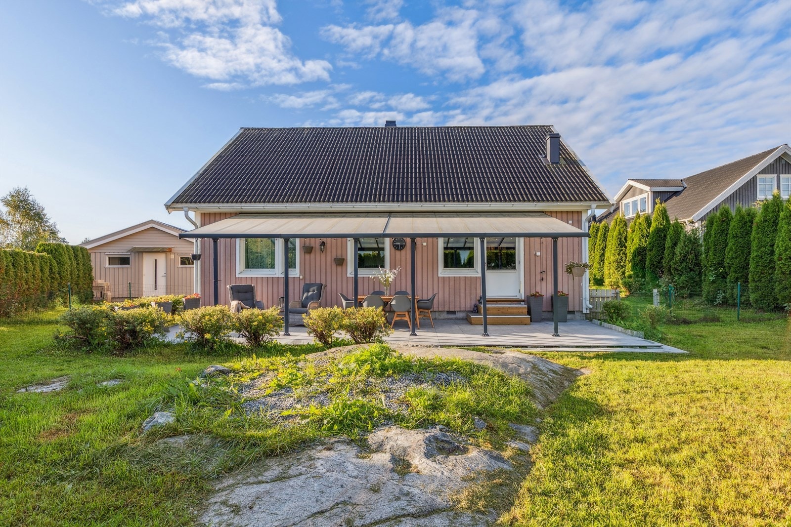 Enebolig fra 2011 med stående bordkledning, pent opparbeidet tomt og dobbelgarasje. Galleribilde