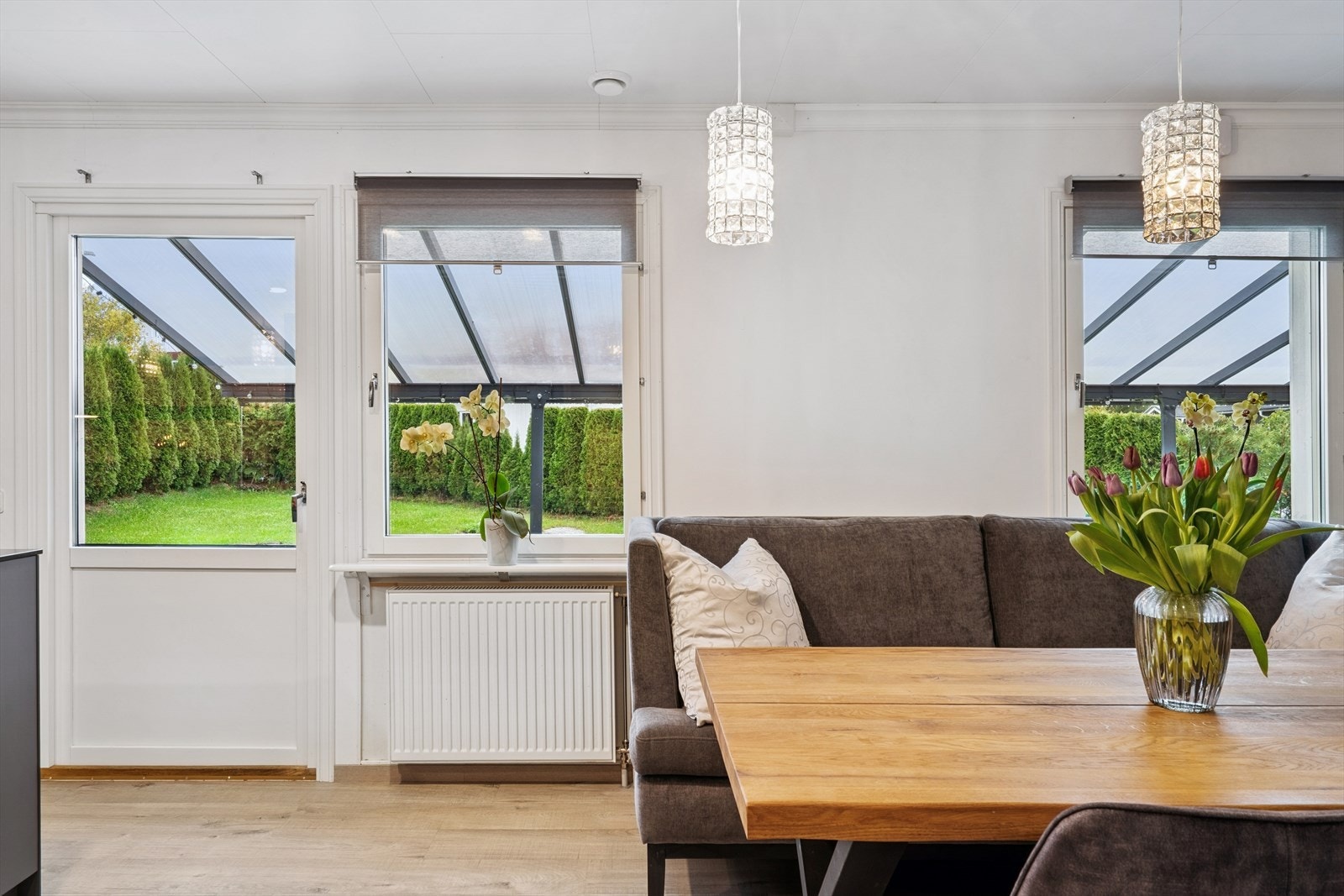 Fra kjøkkenet er det utgang til hagen og den overbygde uteplassen. Galleribilde